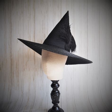 Knotted witch hat